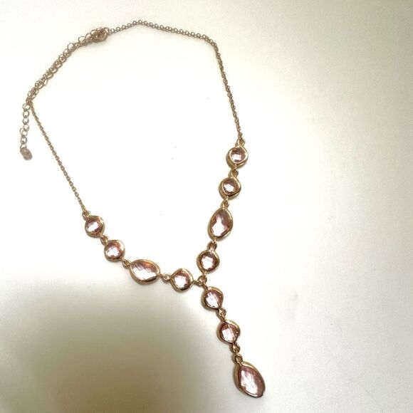 Avon Y shaped pink and gold tone necklace - Picture 3 of 11